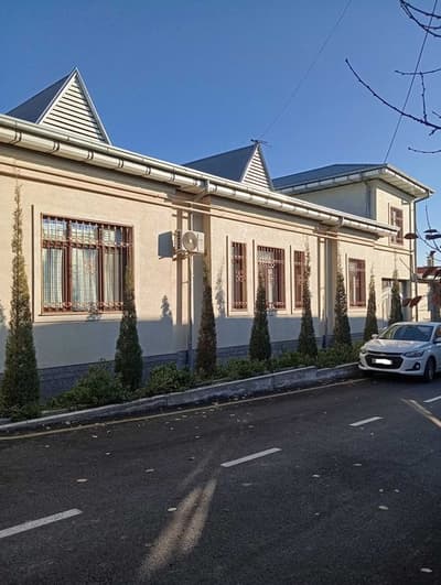 Uchqaxramon, Guliston MFYda 4 sotix hovlida 180 kv uq. Podval 15х4