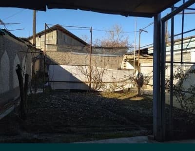 Яшнобод туманида уй сотилади уч ярим сотик фасад ун беш  хоналари беш