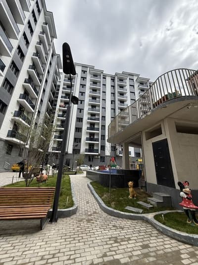 Bogishamol city Pavarot Vokzalda joylashgan 3 xona kvartira sotiladi