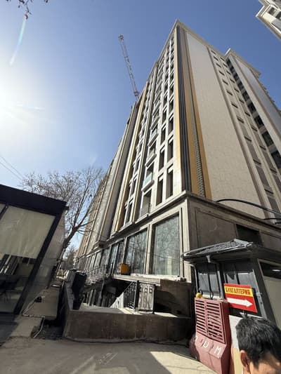 Гагарин Авину 54,5 квадрат Навастройка сотилади 1 этаж каропка холатда