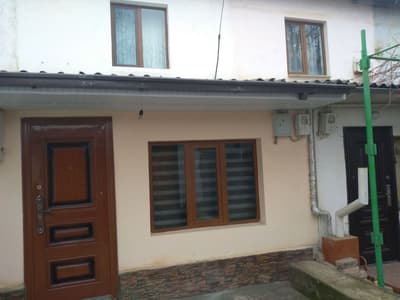 Икки қаватли  ярим коттедж уй ( дом) сотилади . Уй замонавий ремонт қи